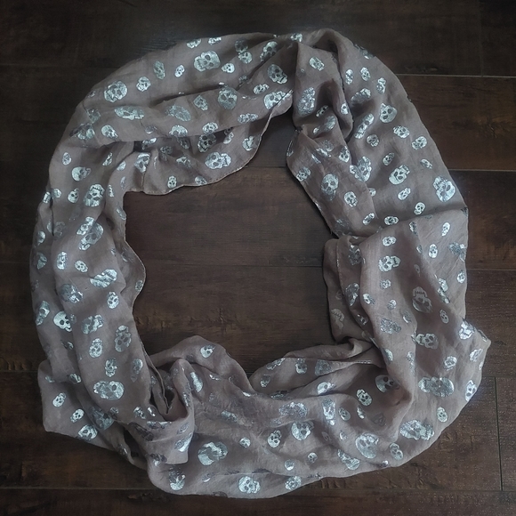 Lightweight Infinity Scarf Mocha Silver Skulls - Picture 2 of 6